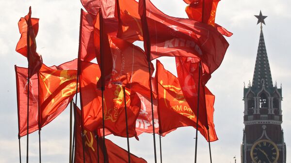 Флаги Коммунистической партии Российской Федерации и Союза коммунистической молодежи