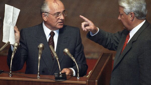 Президент СССР Михаил Горбачев (слева) и Президент РФ Борис Ельцин (справа) во время вечернего заседания внеочередной сессии ВС РСФСР.