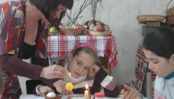 Детей обучают древнему искусству росписи яиц в Ярославле