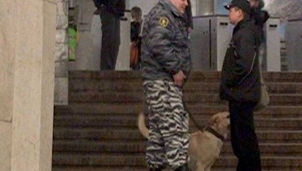 Милиция со служебными собаками осмотрела станцию метро Кропоткинская