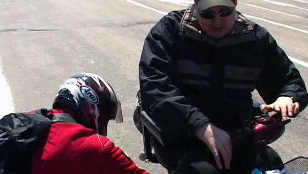 Путешественника на инвалидной коляске в Хабаровске опекают байкеры