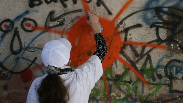 Молодежь закрашивает надписи в Железногорске 