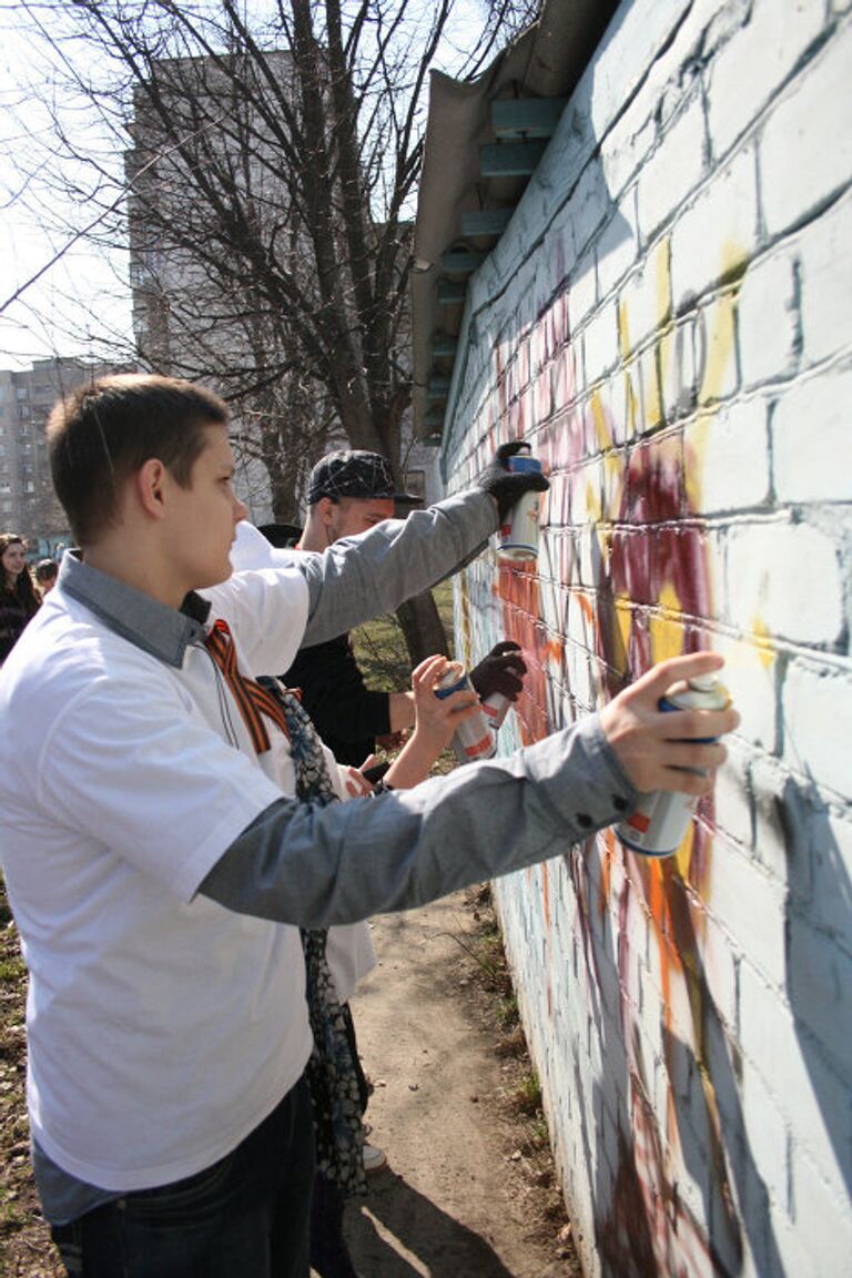 Молодежь закрашивает надписи в Железногорске 