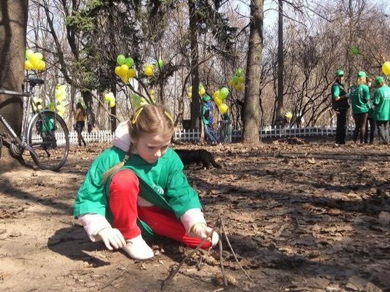 Участники медиасубботника в Нескучном саду в Москве