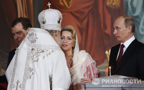 В.Путин и Д.Медведев на праздничном пасхальном богослужении в Храме Христа Спасителя