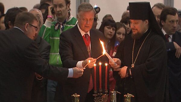 Сотни верующих встретили Благодатный огонь в аэропорту Внуково