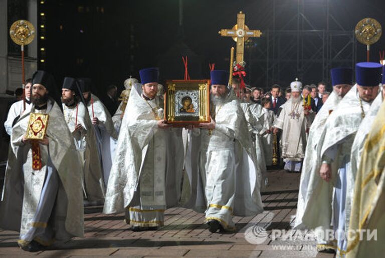 Крестный ход перед праздничным пасхальным богослужением