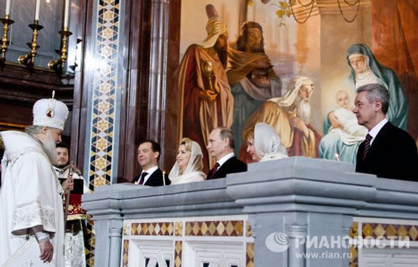 Дмитрий Медведев и Владимир Путин в храме Христа Спасителя в Москве