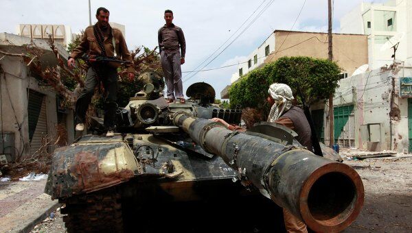Боевики в Мисрате захватили танк, принадлежащий войскам Каддафи
