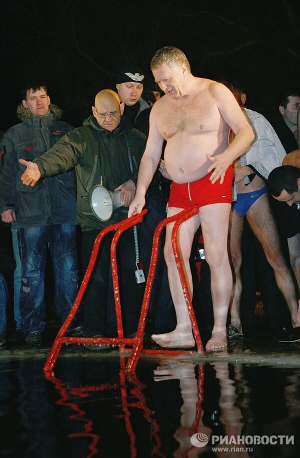 В. Жириновский во время купания  в Крещенскую ночь