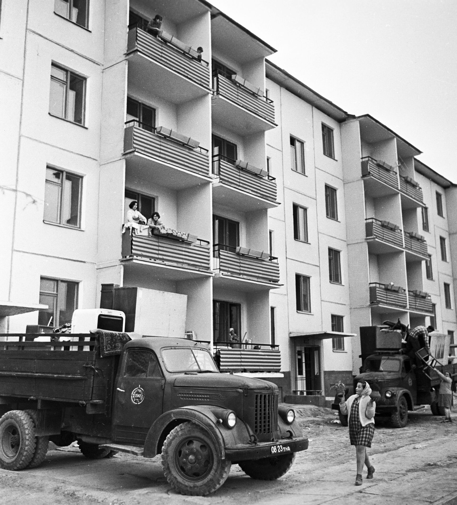 Заселение вновь отстроенного дома после землетрясения в городе Ташкенте. - РИА Новости, 1920, 23.04.2021