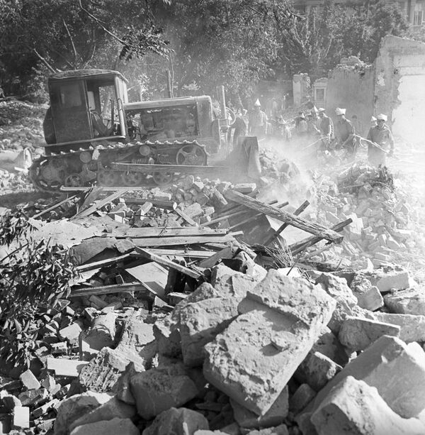 Землетрясение 1966 года в Ташкенте. Бригады студентов и рабочих на уборке развалов и расчистке улиц