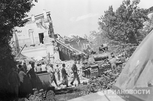 Землетрясение 1966 года в Ташкенте. На расчистке улиц от завалов работает танк
