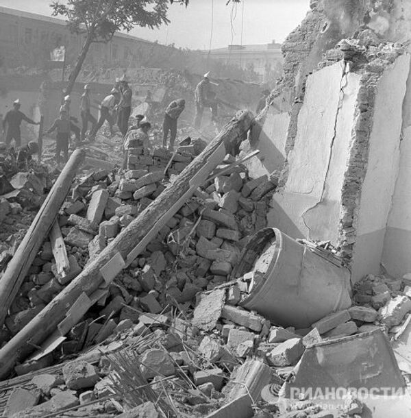 Разборка завалов после землетрясения в Ташкенте