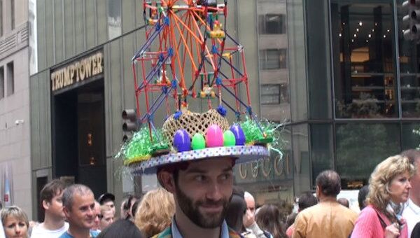Жители Нью-Йорка надели на головы цветочные клумбы и гнезда