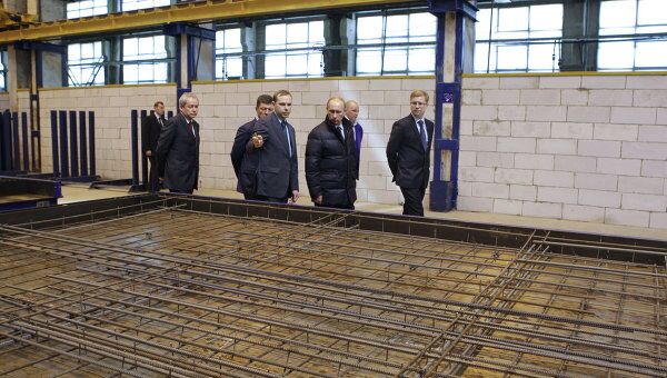 Премьер-министр РФ В.Путин посетил завод железобетонных изделий ЖБИ-6