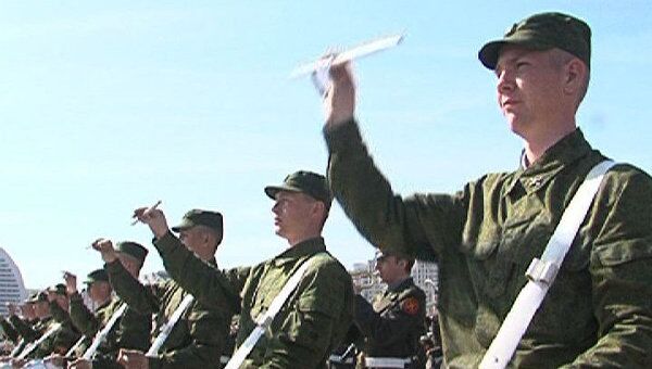 Военные музыканты тренируются играть на ходу для участия в параде Победы