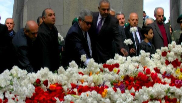 Тысячи людей возложили цветы к мемориалу жертв Геноцида армян в Ереване