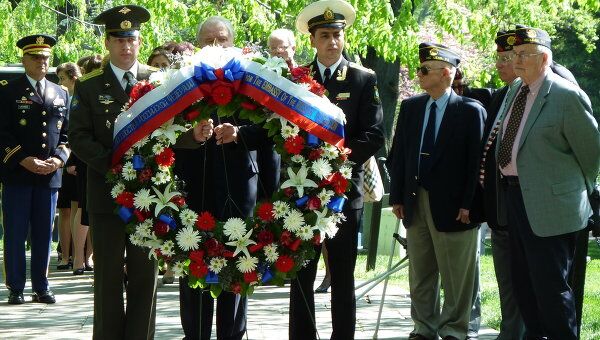 Дипломаты возложили венки к мемориальной плите Дух Эльбы на Арлингтонском национальном кладбище