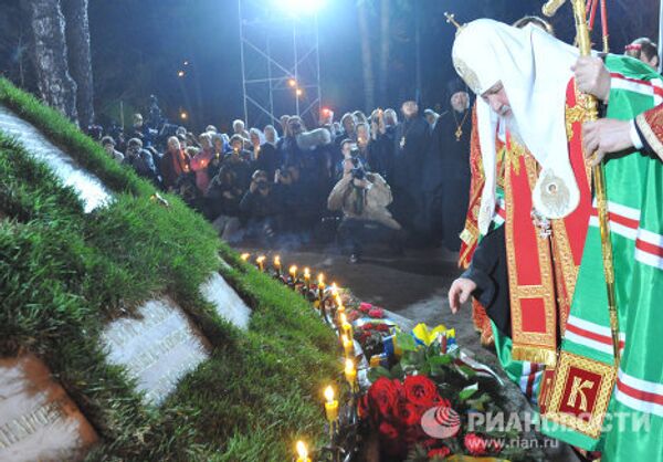Возложение цветов к именным плитам погибших на ЧАЭС в Свято-Михайловском храмовом комплексе Киева
