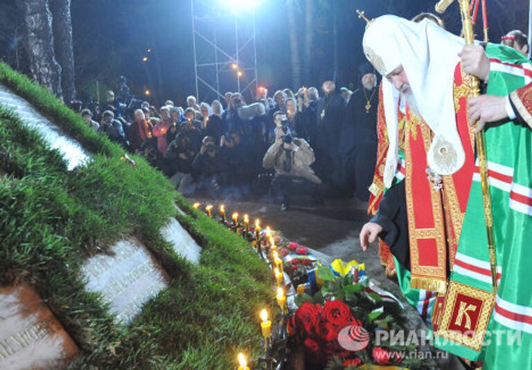 Возложение цветов к именным плитам погибших на ЧАЭС в Свято-Михайловском храмовом комплексе Киева