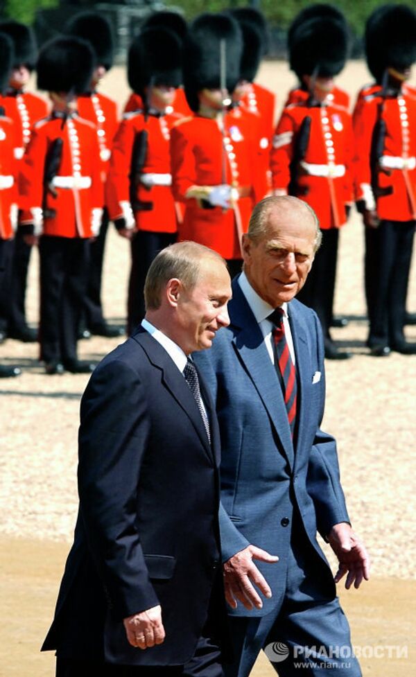 В.Путин и герцог Эдинбургский Филипп во время торжественной встречи в Лондоне