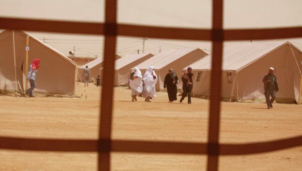 Беженцы в лагере рядом с тунисской границей 
