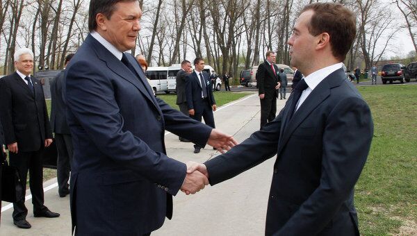 Медведев и Янукович возложили цветы к памятнику ликвидаторам на ЧАЭС