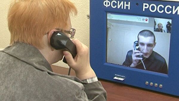 Родственники общаются с заключенными с помощью видеотерминала