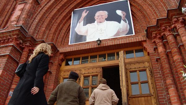 Во время прямой трансляции церемонии погребения Папы Римского Иоанна Павла II