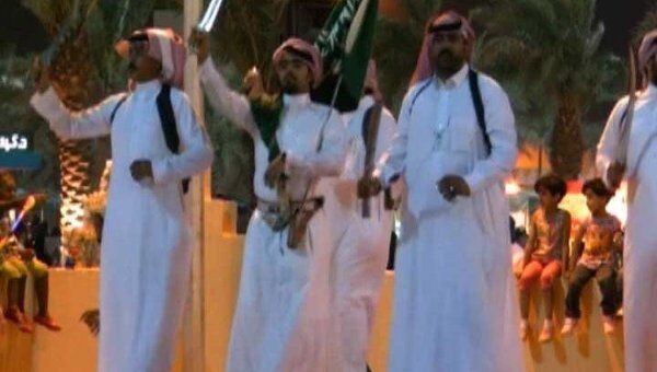 Бедуины танцуют, а поэты соревнуются на фестивале в Саудовской Аравии