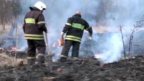 Неподалеку от Митинского радиорынка в Москве горела сухая трава