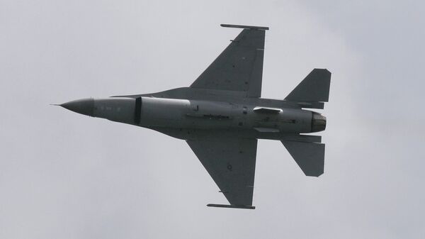 Истребитель F-16, архивное фото