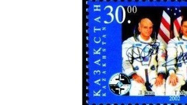 Почтовая марка с фотографией экипажа Союз ТМ 32