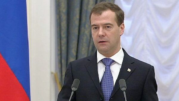 Медведев вручил госнаграды рабочим к Первомаю