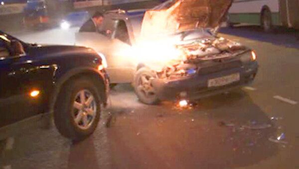 Автомобиль сгорел в результате ДТП в Москве