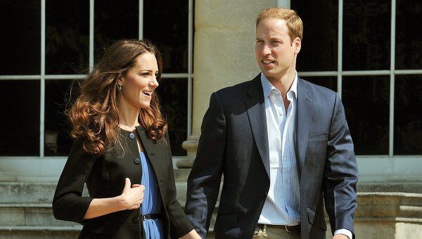 Принц Уильям и Кейт Миддлтон покидают Букингемский дворец