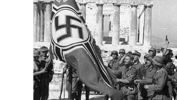 Нацистский флаг, сорванный  с Акрополя в 1941 году. Архивное фото