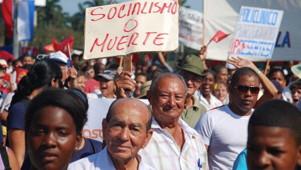 Демонстрация перед открытием 6-го съезда кубинской Компартии