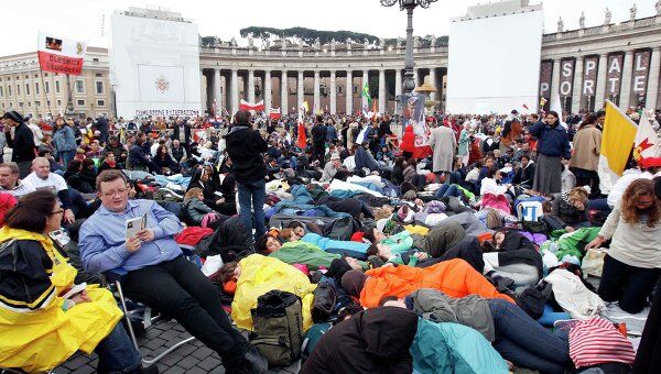 Люди в ожидании мессы по случаю беатификации Иоанна Павла II в Риме