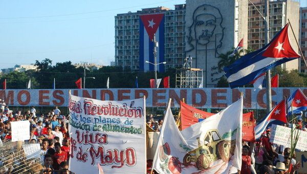 Десятки тысяч кубинцев вышли на первомайскую демонстрацию в Гаване
