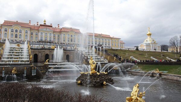 Большой каскад - главное сооружение грандиозного фонтанного комплекса Государственного музея-заповедника Петергоф