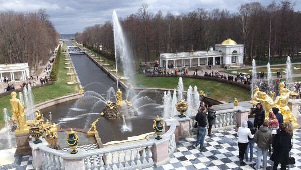 Большой каскад - главное сооружение грандиозного фонтанного комплекса Государственного музея-заповедника Петергоф.