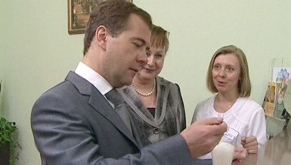 Медведев в детском санатории впервые попробовал кислородный коктейль