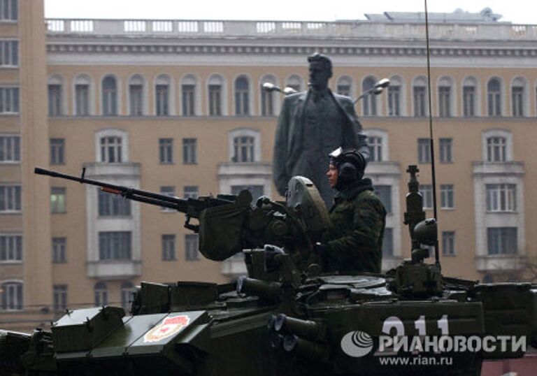 Проход военной техники на репетицию парада Победы на Красной Площади