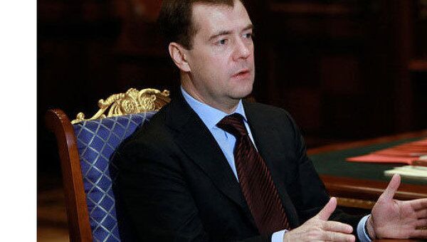 Медведев увеличил стаж работы служащих для получения пенсии за выслугу лет