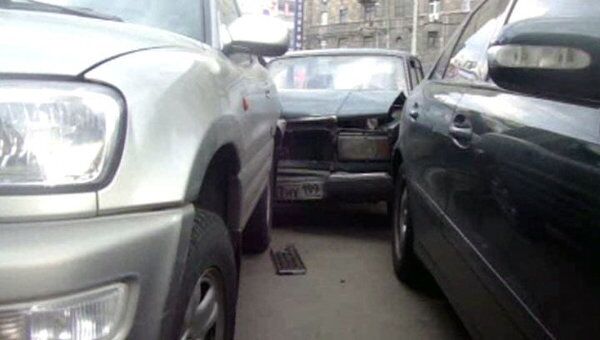 На западе Москвы мотоцикл столкнулся с тремя автомобилями
