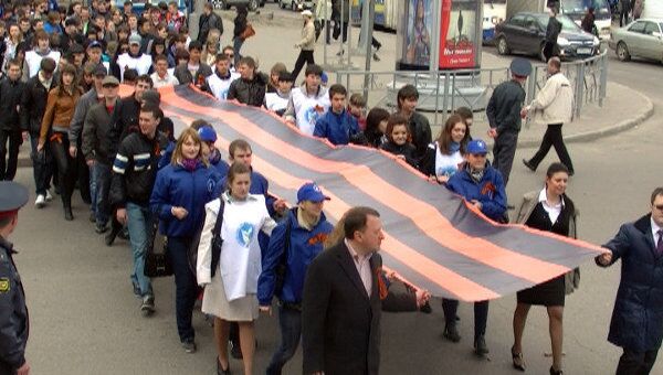 10-метровые георгиевские ленты принесли студенты к Вечному огню в Томске