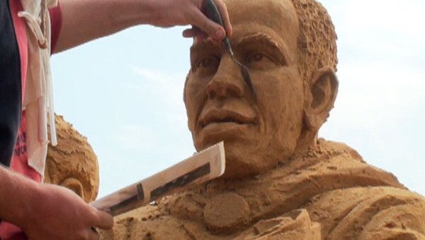 Песочные копии Медведева и Обамы создают скульпторы к выставке в Москве