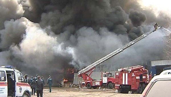 Пожар на складе стройматериалов в Иркутске. Видео с места ЧП